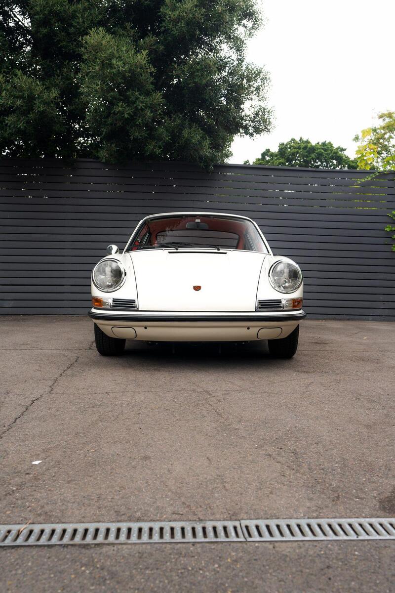 Porsche 911 view 7