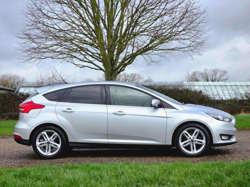 Ford Focus view 3