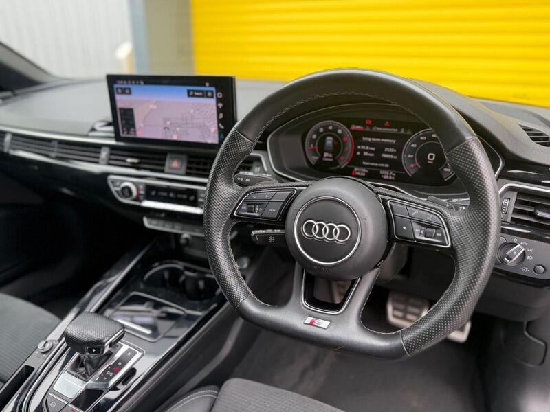 Audi A4 Avant view 3