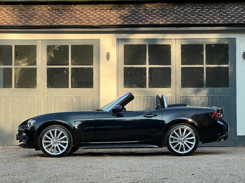 Fiat 124 Spider view 3