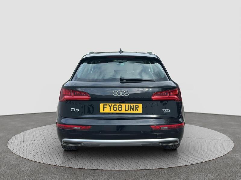 Audi Q5 view 4
