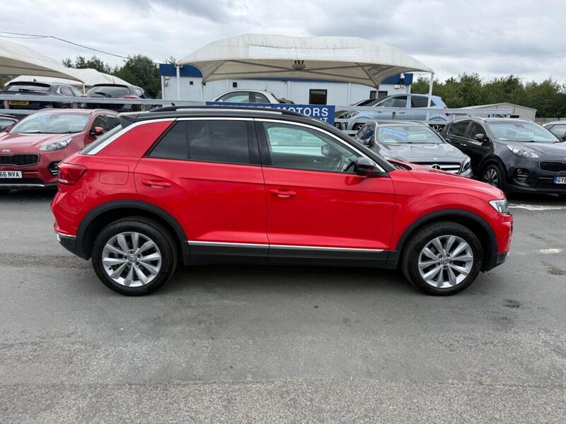 Volkswagen T-Roc view 3