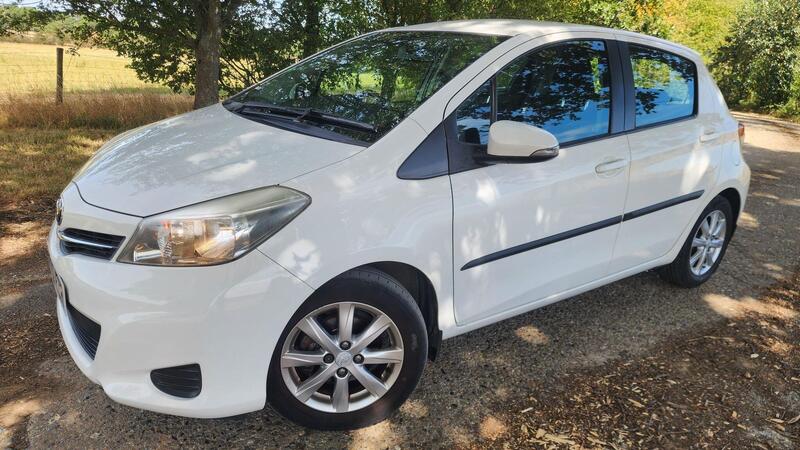 2012 Toyota Yaris — photo 4
