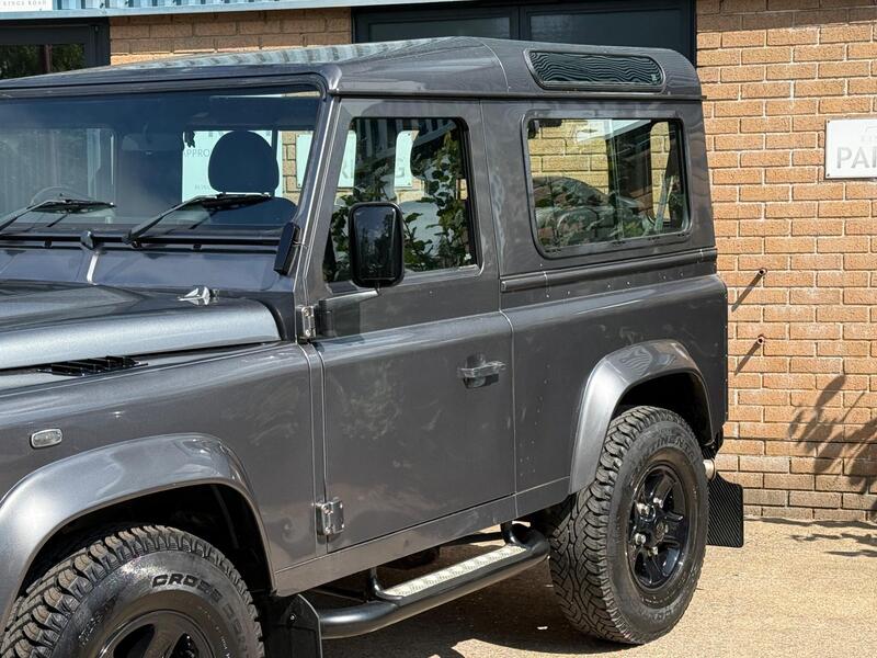 Land Rover Defender 90 view 3