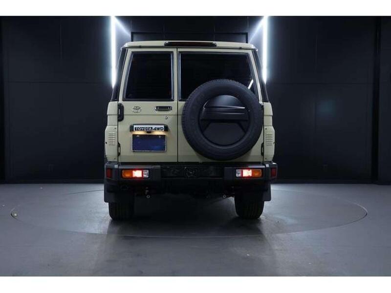 Toyota Land Cruiser view 3