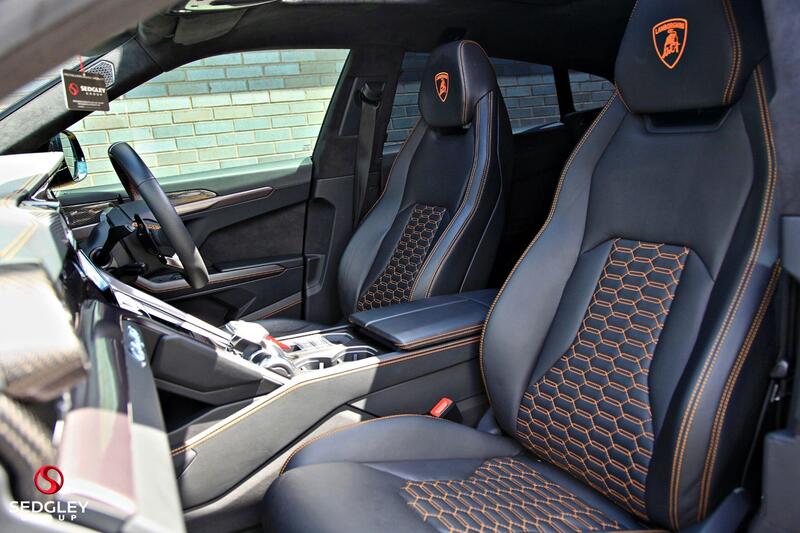 Lamborghini Urus view 3