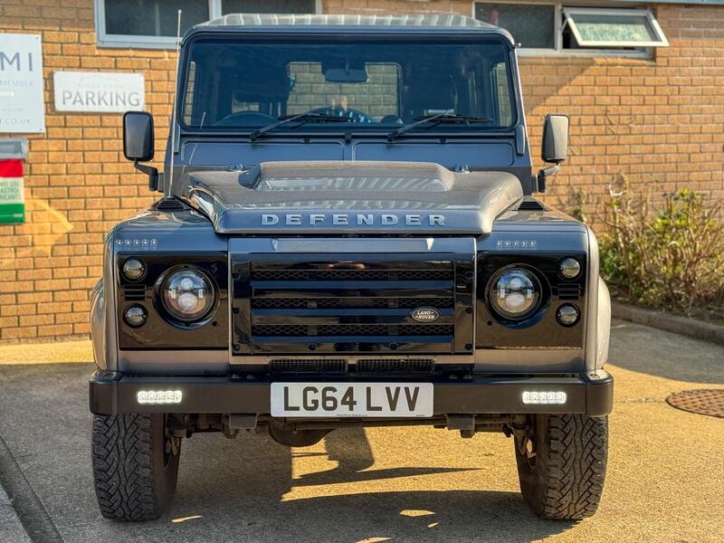 Land Rover Defender 90 view 3