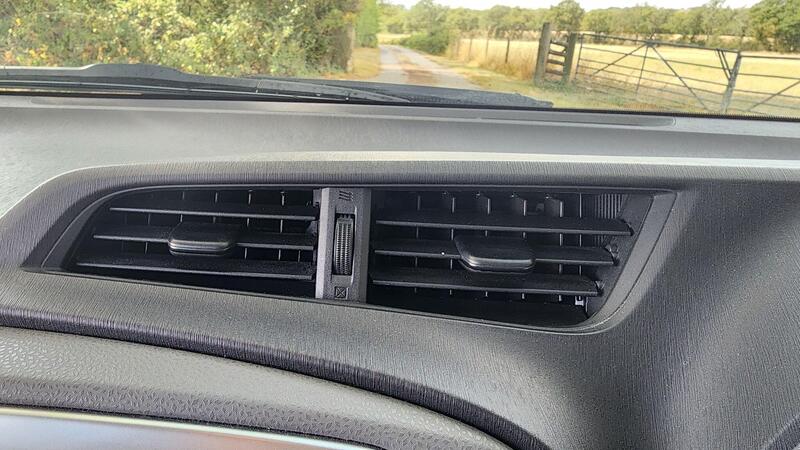 2012 Toyota Yaris — photo 31