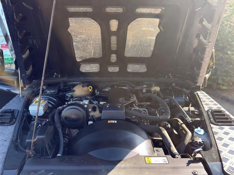 Land Rover Defender 90 view 7