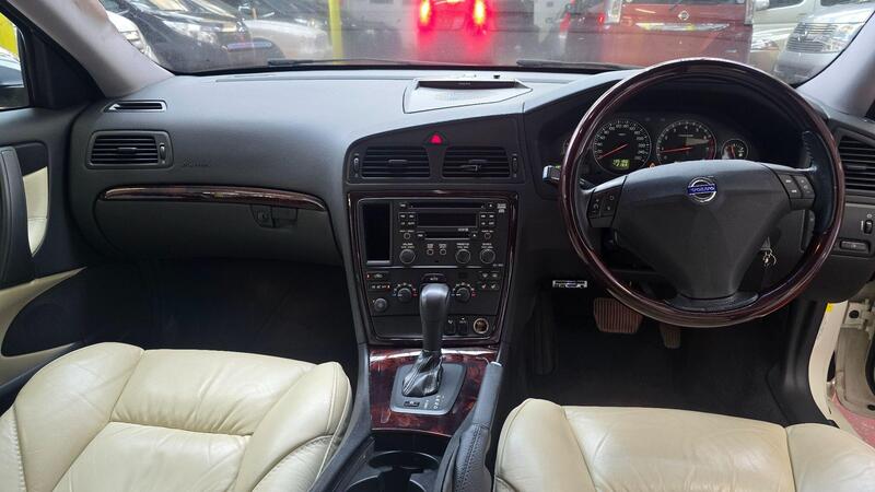 Volvo V70 view 3