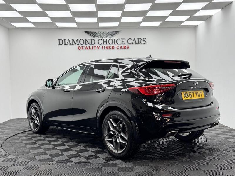 Infiniti Q30 view 4