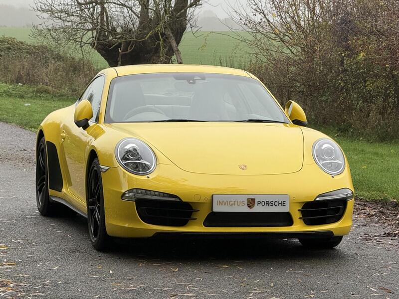 Porsche 911 view 7