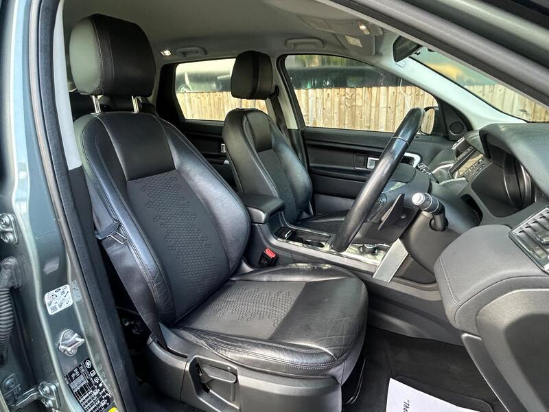 Land Rover Discovery Sport view 3