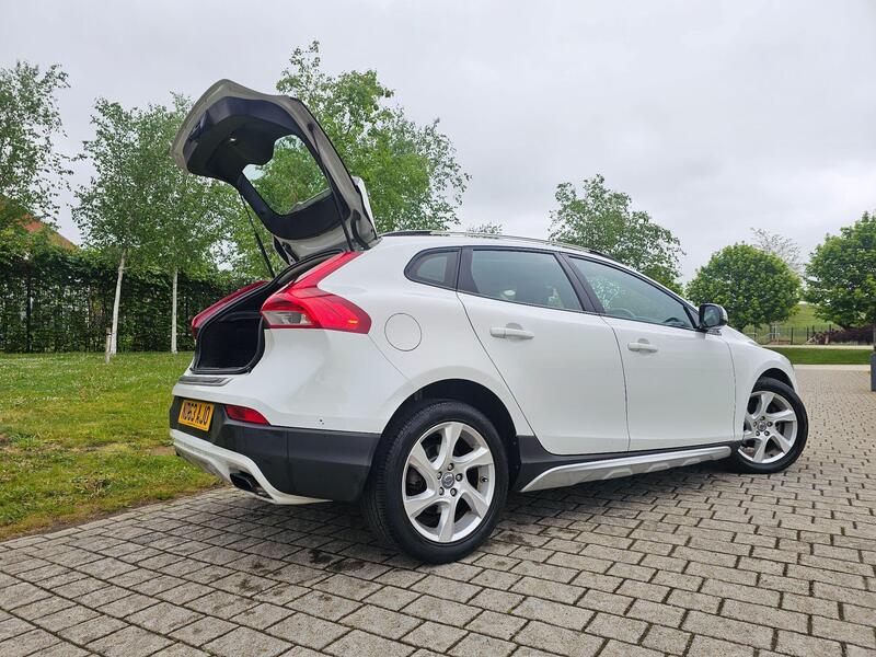 Volvo V40 Cross Country view 4
