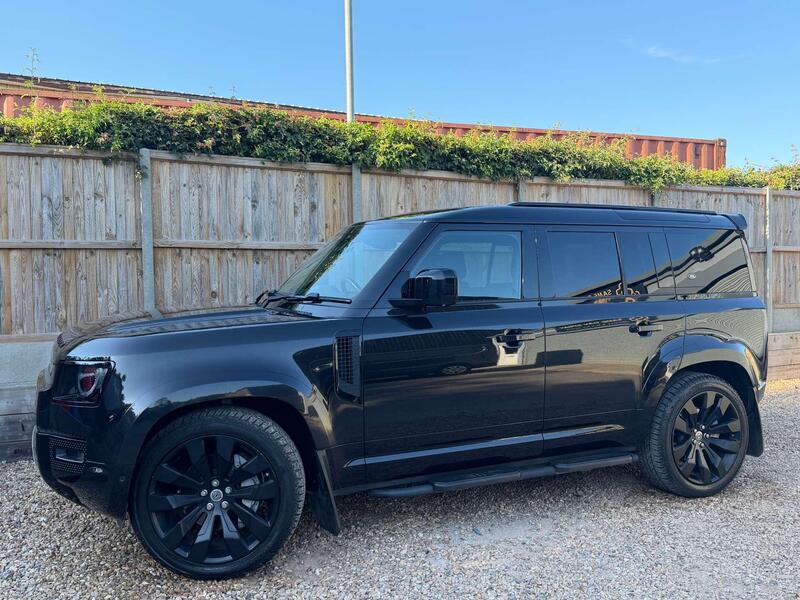 Land Rover Defender 110 view 5