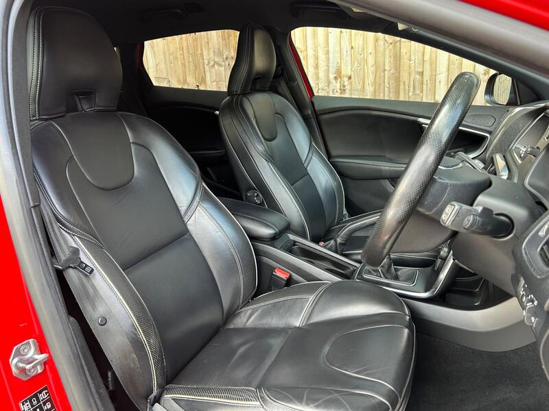 Volvo V40 view 3
