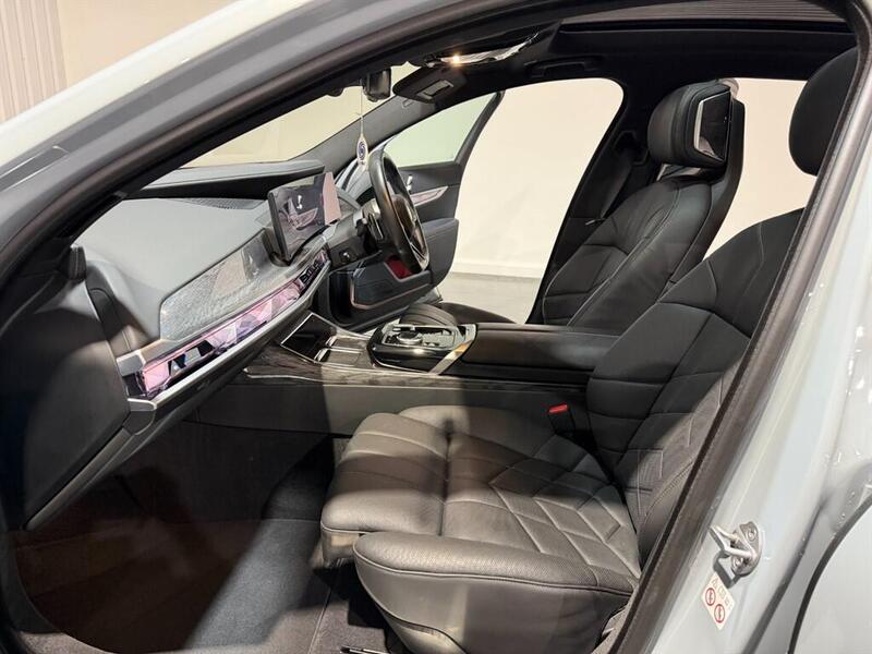 BMW I7 view 5