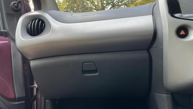 2017 Peugeot 108 — photo 40