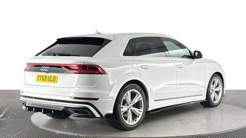 Audi Audi Q8 view 4