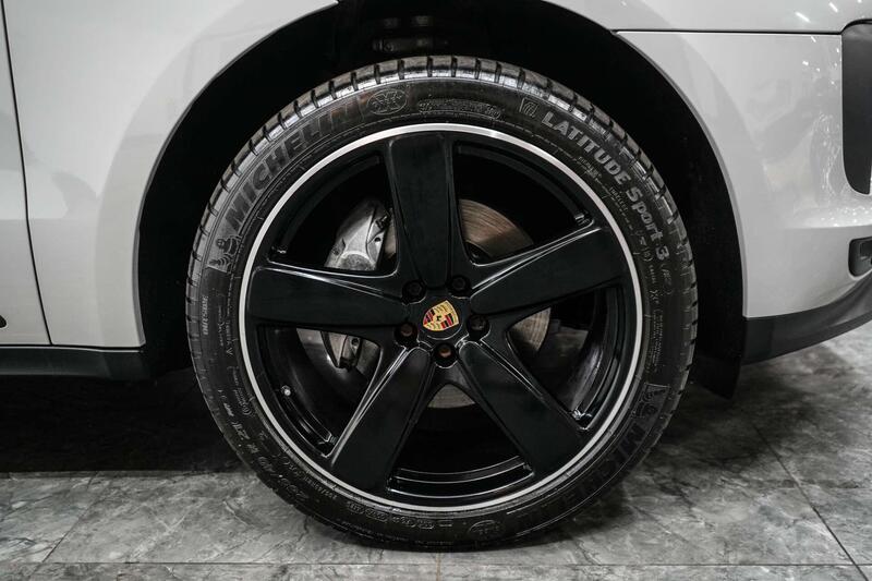 Porsche Macan view 7
