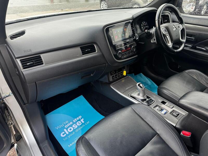 Mitsubishi Outlander view 3