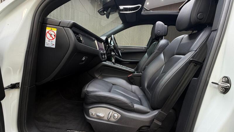 Porsche Macan view 3