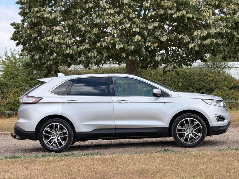 Ford Edge view 3