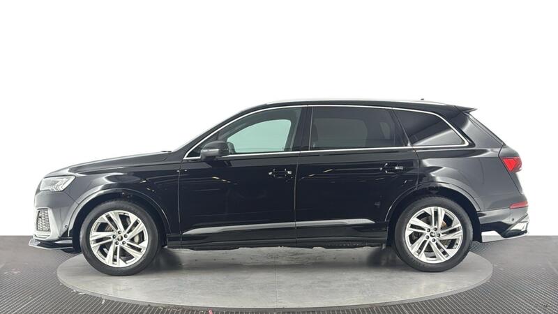 Audi Q7 view 7