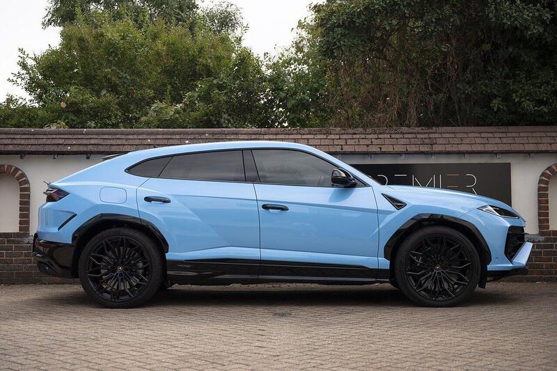Lamborghini Urus view 3