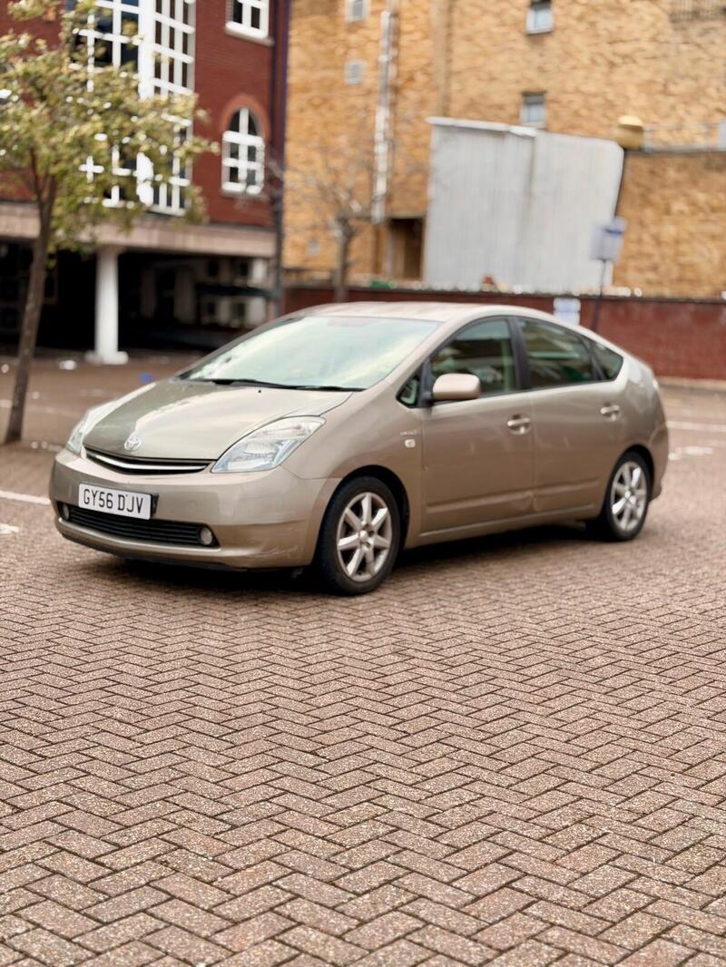Toyota Prius — photo 1