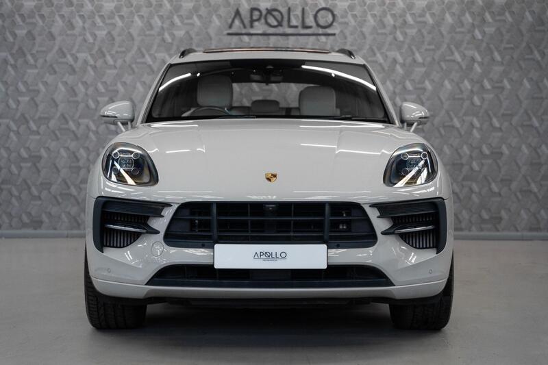 Porsche Macan view 3