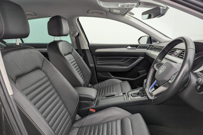 Volkswagen Passat view 3