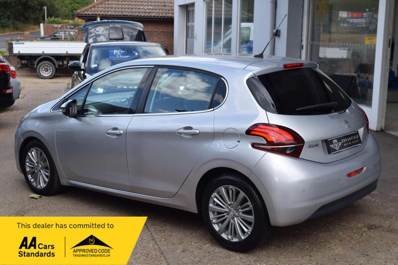 Peugeot 208 view 5