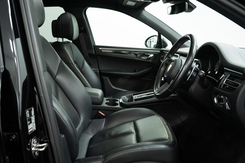 Porsche Macan view 4