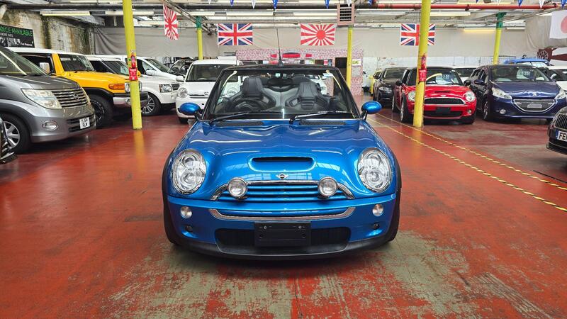 Mini Convertible view 2