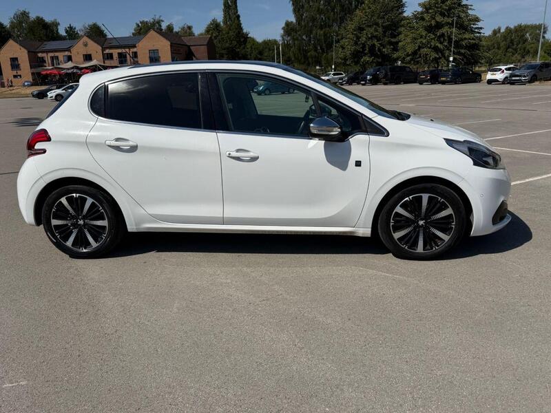 Peugeot 208 view 4