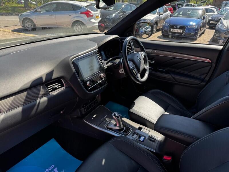 Mitsubishi Outlander view 3