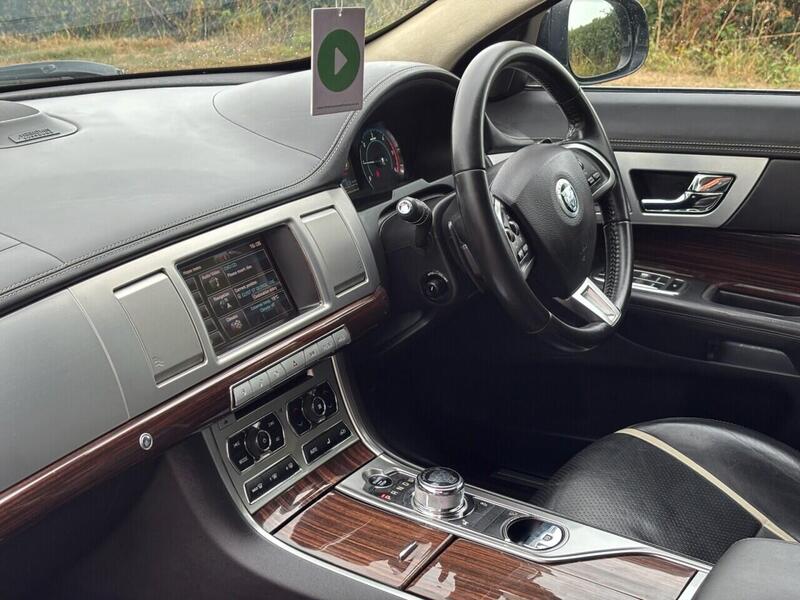 Jaguar XF view 4