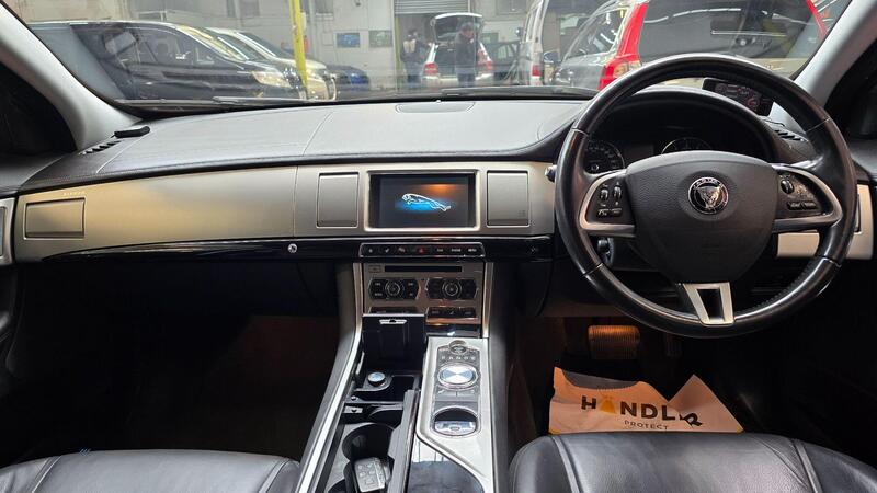 Jaguar XF view 4