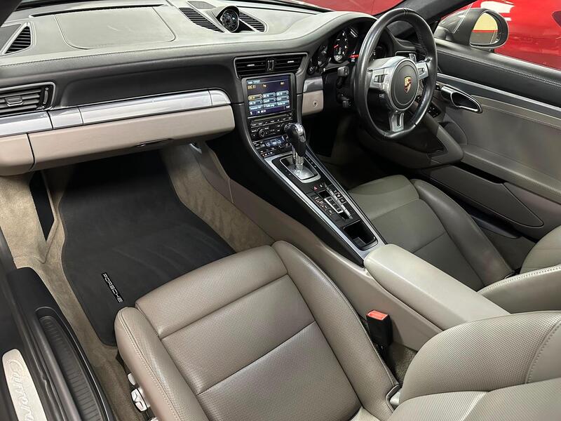 Porsche 911 view 3