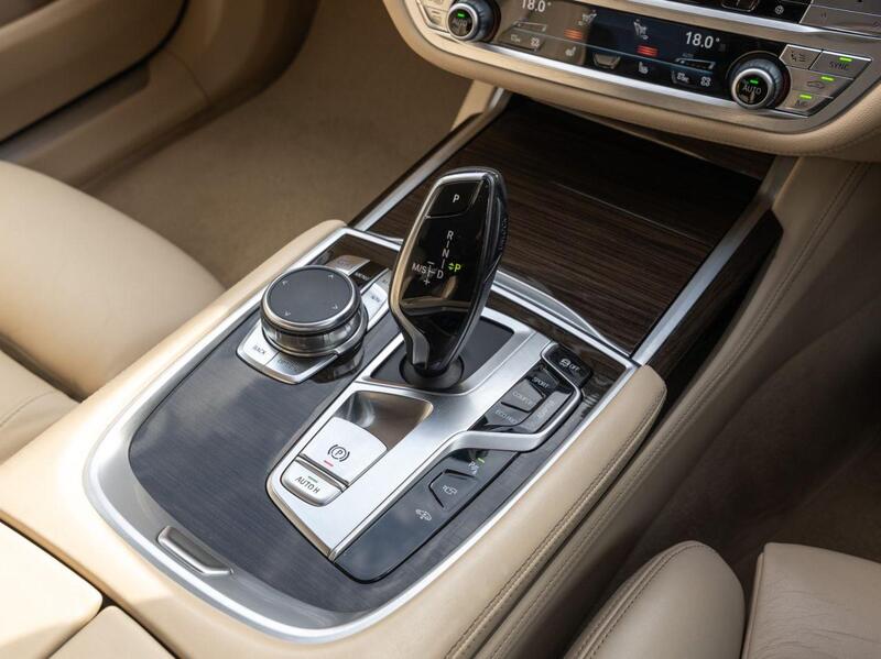 BMW 7 Series view 20