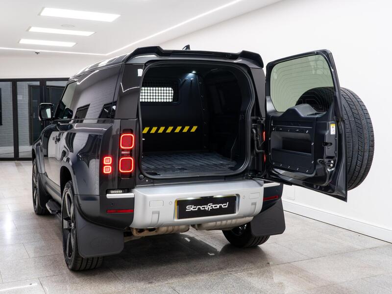 Land Rover Defender 90 view 2