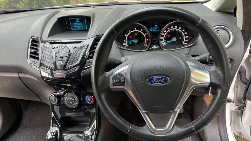 2015 Ford Fiesta — photo 31