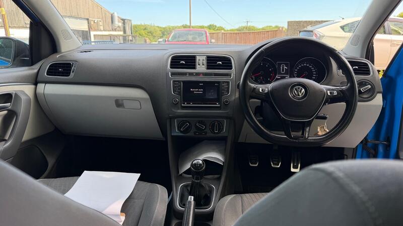 2015 Volkswagen Polo — photo 8