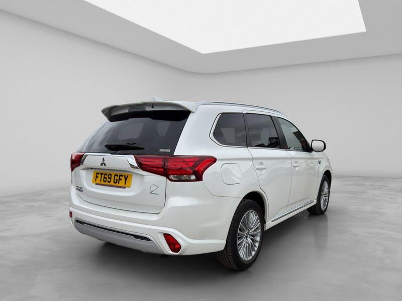 Mitsubishi Outlander view 4