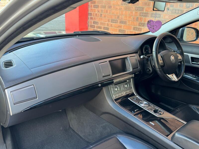 Jaguar XF view 23