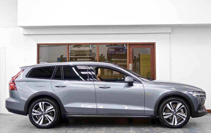 Volvo V60 Cross Country view 6