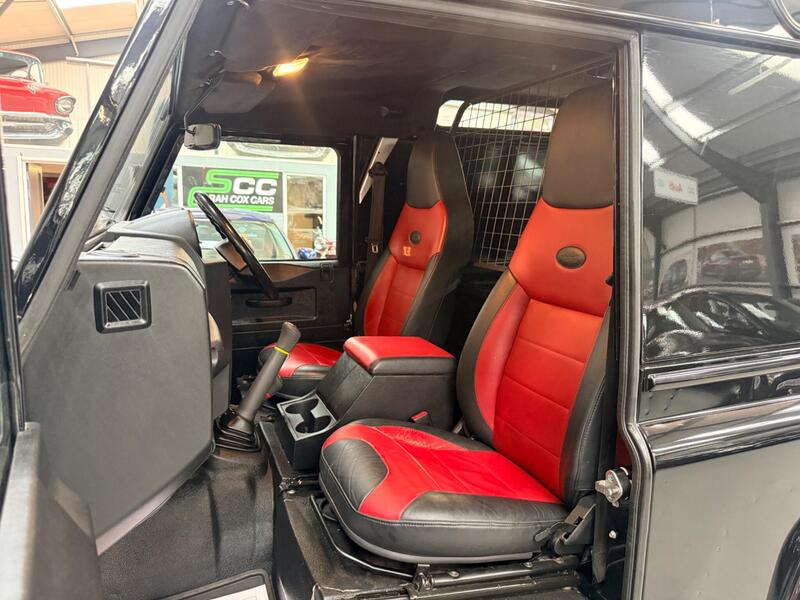 Land Rover Defender 90 view 4