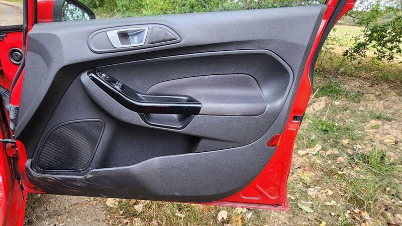 2012 Ford Fiesta — photo 40