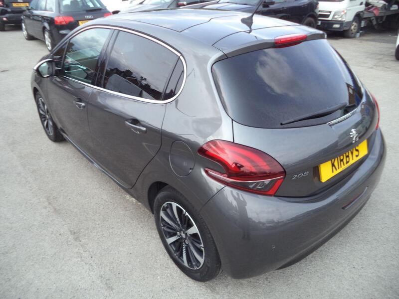 Peugeot 208 view 5